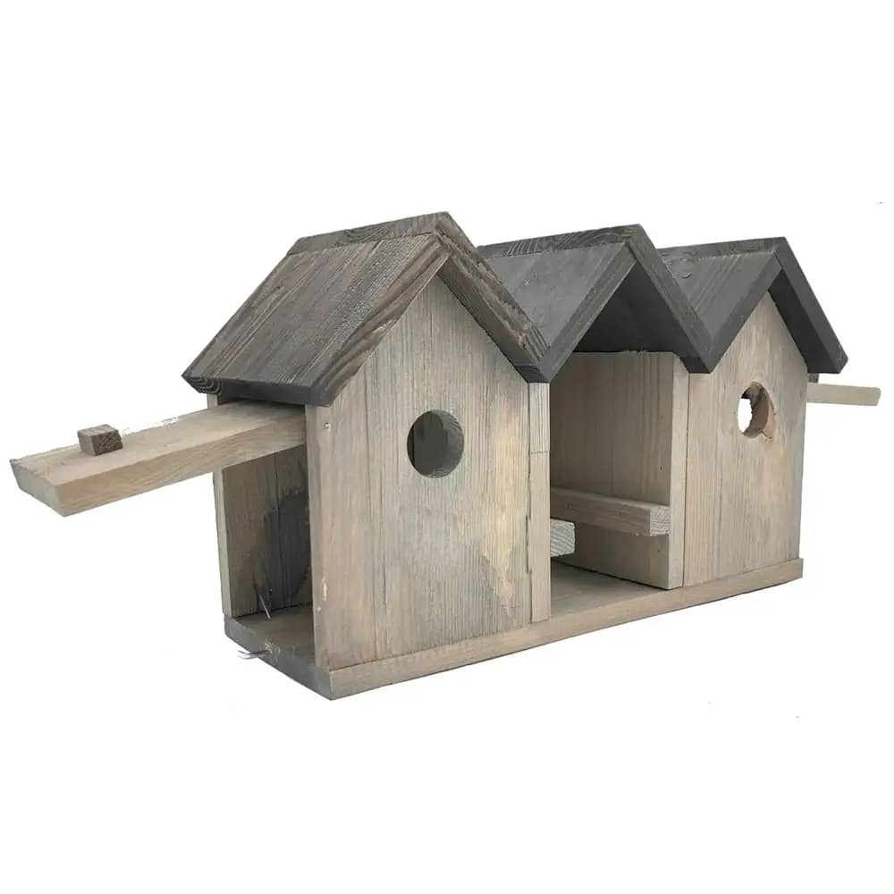 Drie vogelhuisjes van hout aan elkaar met zijkanten die open kunnen