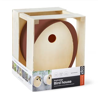 vogel huis van bruin kunststof in houten kistje