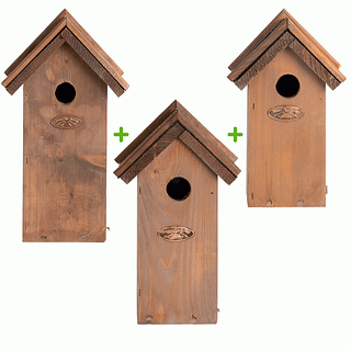 drie vogelhuisjes met bitumen dakje en verschillende afmetingen