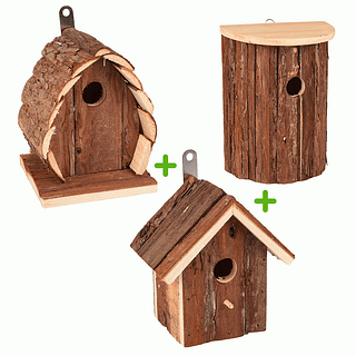 drie nestkasten in verschillende stijlen met berkenhout